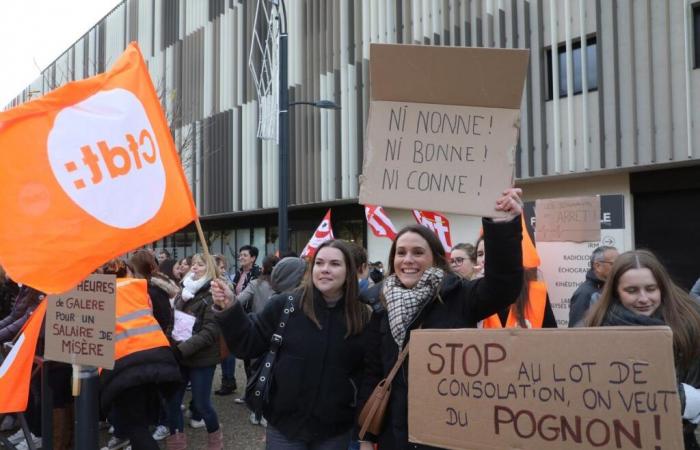 staff at the Francheville clinic in Périgueux on strike