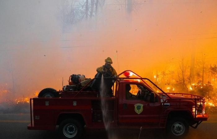 Un incendie de forêt massif à la frontière entre le New Jersey et New York continue de faire rage sur 3 500 acres, alimenté par des rafales de vent.