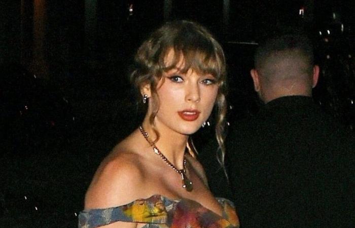 Taylor Swift modernise le tailleur-jupe en l’associant à un corset Victoria’s Secret proposé à moins de 40 €