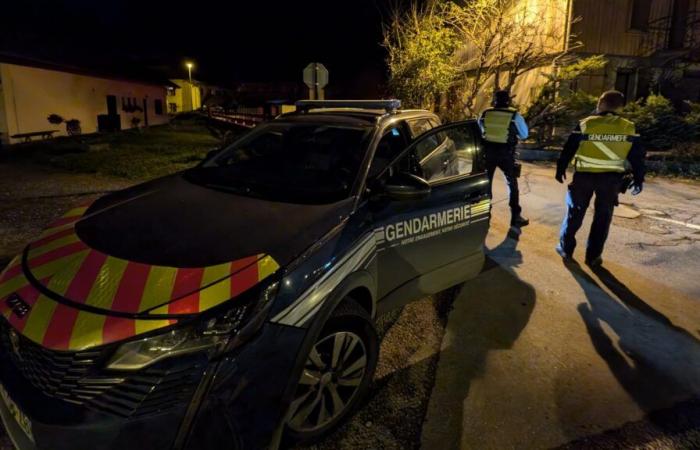 trois enfants retrouvés morts dans une maison, la mère fouillée