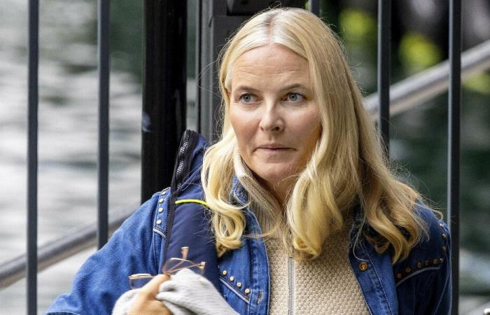 Mette-Marit de Norvège rend visite à son fils dans un centre de réadaptation