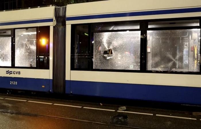 incendie de tramway et slogans antisémites lors d’émeutes à Amsterdam, plusieurs arrestations