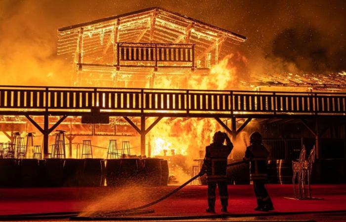 Au Barcarès, l’imposant feu d’un des plus beaux villages de Noël de France