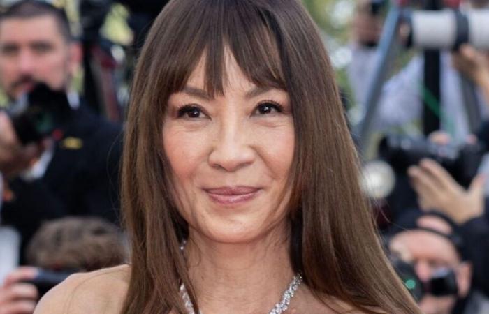 à 62 ans, Michelle Yeoh gagne 10 ans grâce à sa nouvelle coiffure