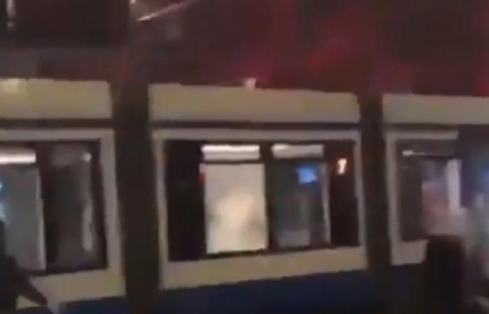 Des centaines de jeunes étaient dans les rues ce lundi soir, un tramway incendié