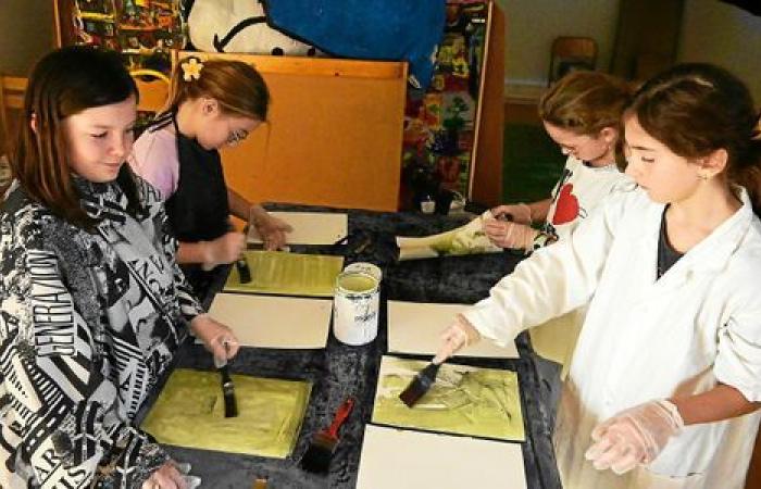 A Plougasnou, des étudiants fabriquent un monstre marin pour le festival de la Baie des Livres [En images]