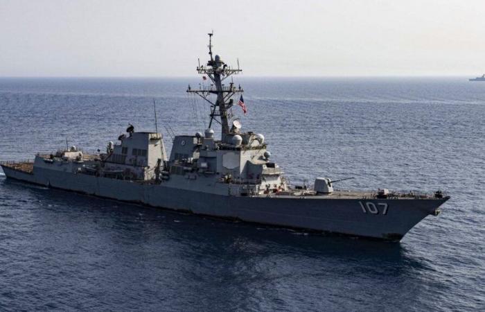 Une attaque de drones et de missiles houthis cible deux destroyers américains, sans causer de dégâts