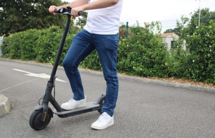 deux enfants conduisant un scooter heurtés par une voiture