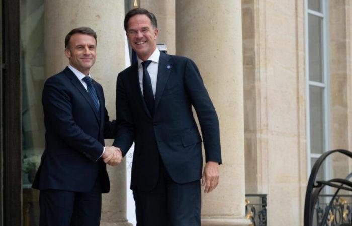 le soutien à l’Ukraine doit rester une « priorité absolue », selon Emmanuel Macron et Mark Rutte