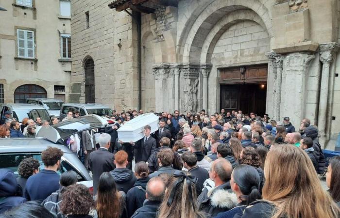 plusieurs centaines de personnes aux obsèques de Nicolas, tué dans une fusillade à Saint-Péray