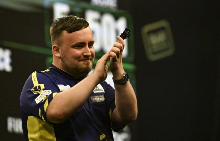 Luke Littler joue le showman au Grand Slam of Darts alors qu’il rate le record de 9 dards par millimètres