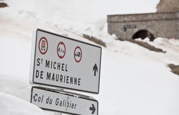 La neige revient dans les Alpes, plusieurs grands cols routiers ferment en Savoie