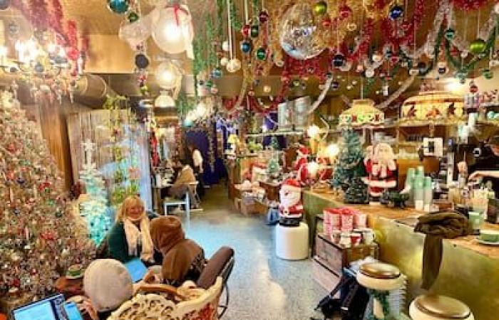 La folie de Noël arrive (déjà) à Montréal grâce à cette entreprise aux 90 Pères Noël