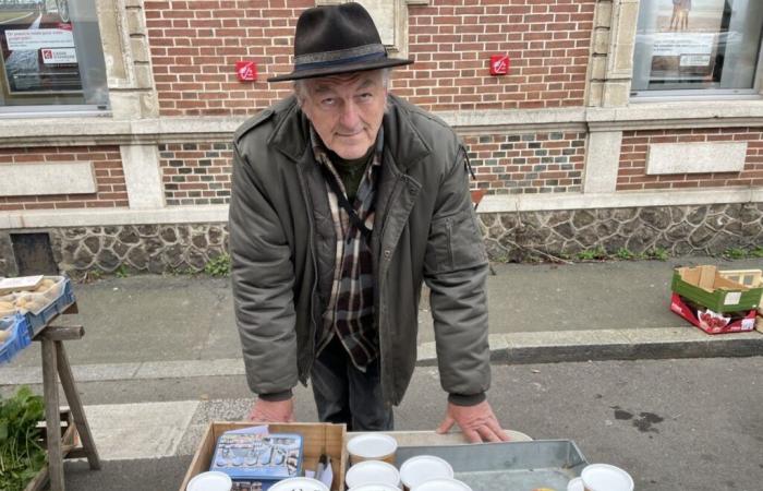 A 80 ans, il vend la production de ses abeilles noires sur le plus grand marché de l’Orne