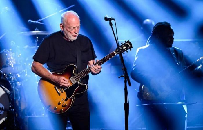 Regardez David Gilmour interpréter « Dark and Velvet Nights »