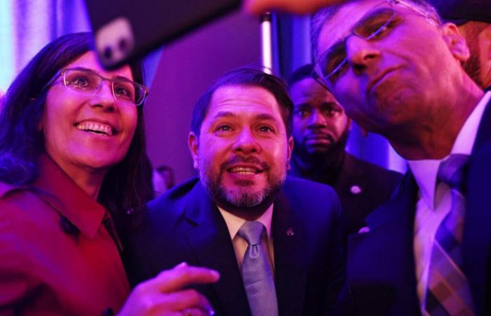 En Arizona, le démocrate Ruben Gallego séduit un fidèle de Trump et devient le premier sénateur latino de l’État.