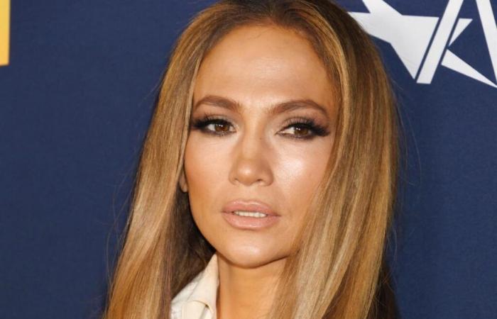 Sur le tapis rouge, Jennifer Lopez s’approprie la coiffure signature de Brigitte Bardot