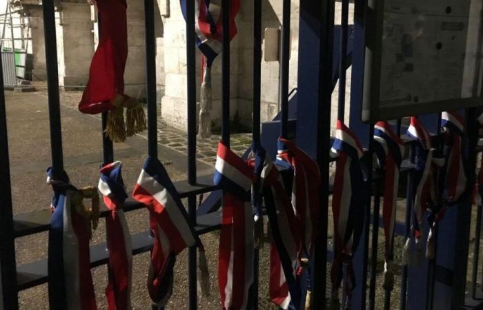 les élus accrochent leur foulard aux portes de la préfecture pour protester contre le projet de budget