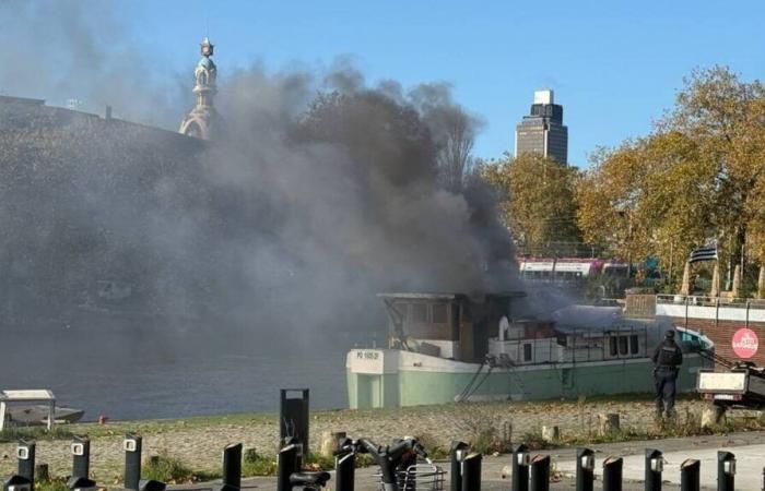 Incendie dans une péniche amarrée dans le bassin Saint-Félix à Nantes