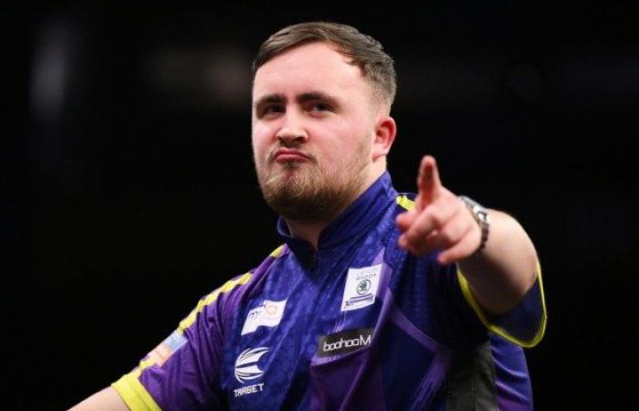 Luke Littler joue le showman au Grand Slam of Darts alors qu’il rate le record de 9 dards par millimètres