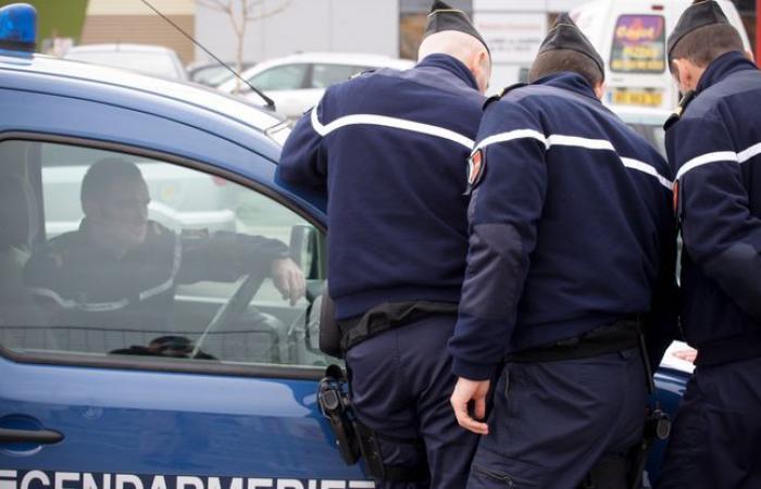 Il écrase sa camionnette contre trois voitures et une grange avant de disparaître