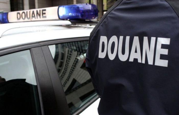 la voiture passe un contrôle douanier et s’enfuit vers Bonnac