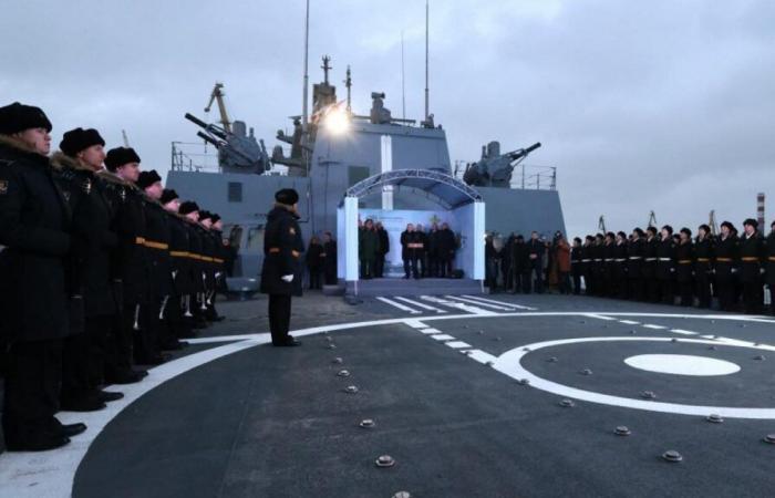 que faisait ce navire de guerre russe armé de missiles hypersoniques dans la Manche ?