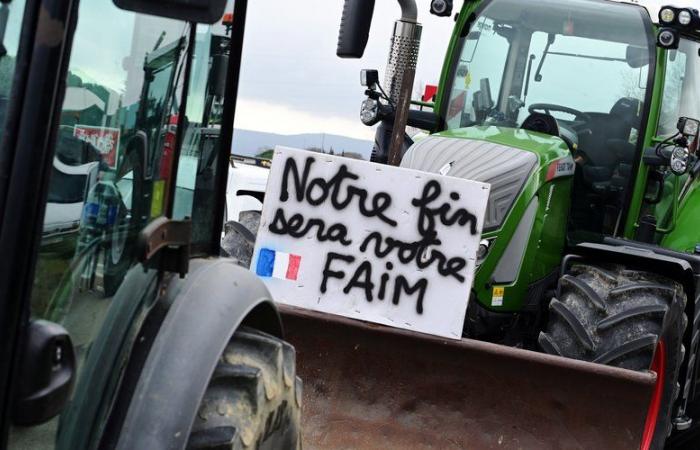 Dans l’Aude, des agriculteurs en colère murent la place des finances publiques