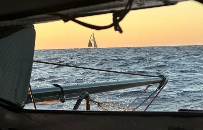 Richomme en tête, voile arrachée et cheville abîmée, avarie à bord… Le journal de course