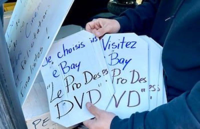 Le « DVD Pro » qui accroche ses publicités artisanales partout à Montréal, c’est lui