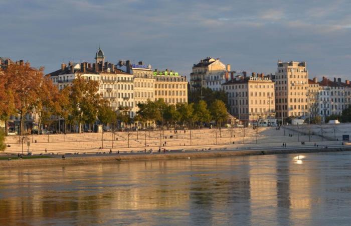 le suspect, tueur en série présumé, est interrogé