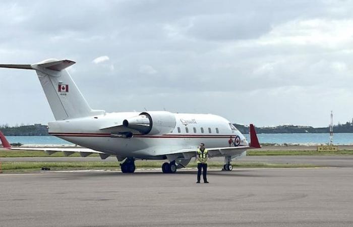 un aller-retour aux Bermudes pour les funérailles d’un ami