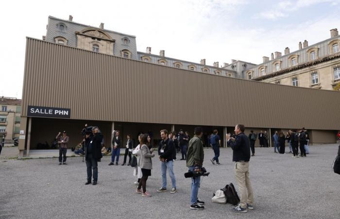 “Le bâtiment s’est effondré à l’intérieur, derrière la façade”, disent les experts aux commandes.