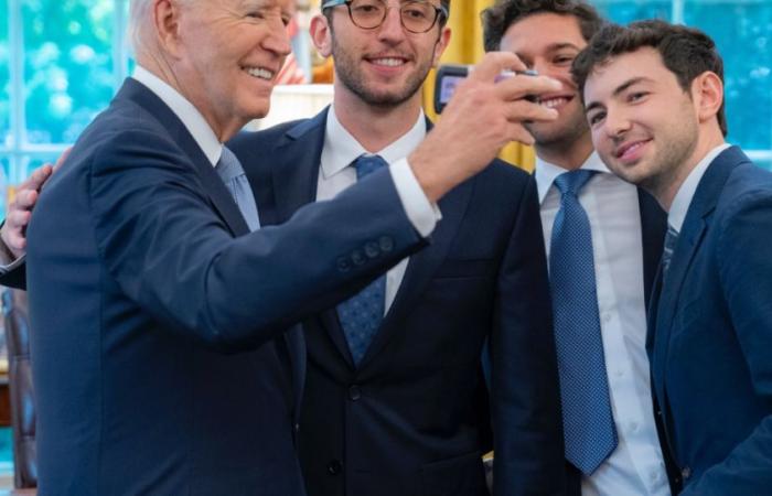 Biden a reçu une caméra argentique. Le résultat ? Une nouvelle vue intimiste de la Maison Blanche