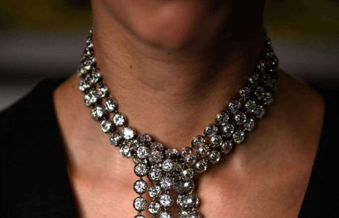 Un collier de diamants de 300 carats vendu 6,6 millions de dollars aux enchères en Suisse