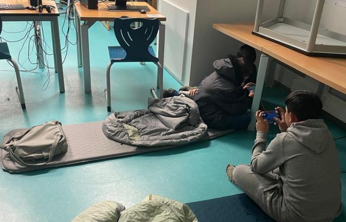 Des enseignants amènent des élèves migrants à l’école pour la nuit sans autorisation