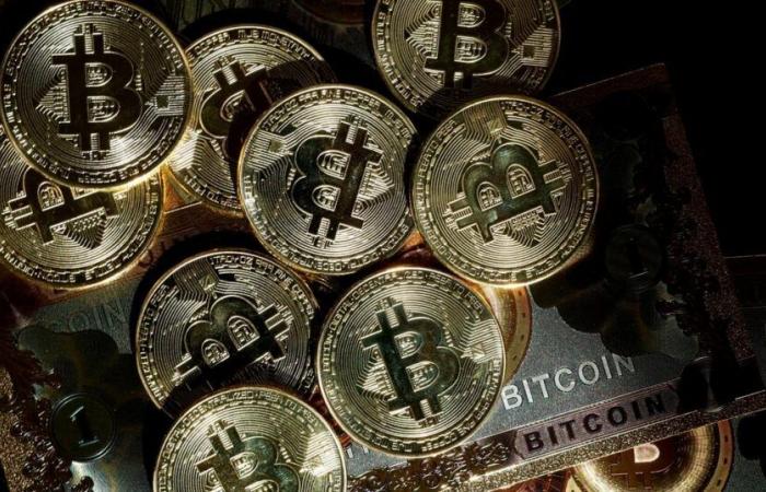 le bitcoin fluctue autour de 90 mille dollars, le dollar s’envole