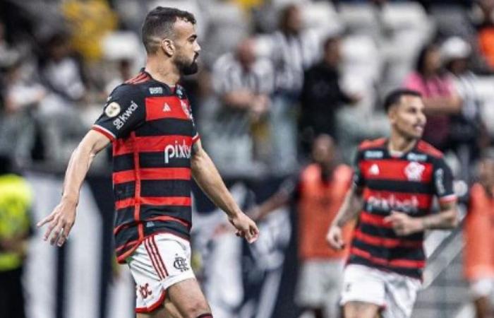 Fabrício Bruno reçoit un carton jaune après 11 minutes dans un match serré entre Flamengo et Atlético-MG