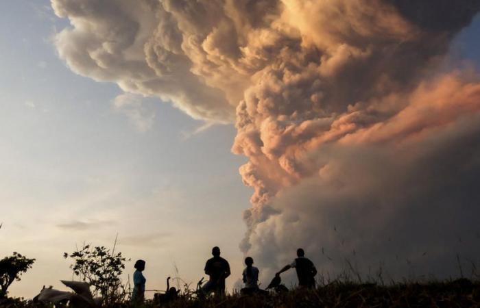 les images spectaculaires de la colonne de cendres de neuf kilomètres lors de l’éruption du volcan Lewotobi Laki-Laki (vidéo)