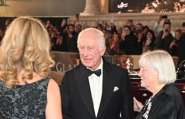 Le roi Charles a l’air élégant à la première de Gladiator II alors que la reine Camilla reste à la maison