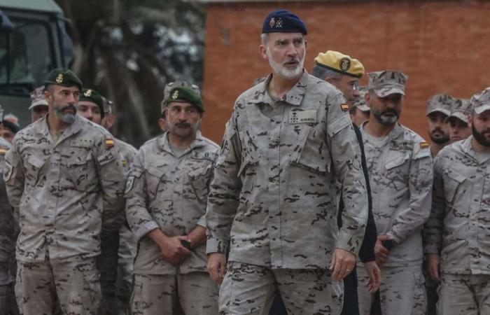 Le roi Felipe avec les forces armées déployées pour aider les victimes de Valence