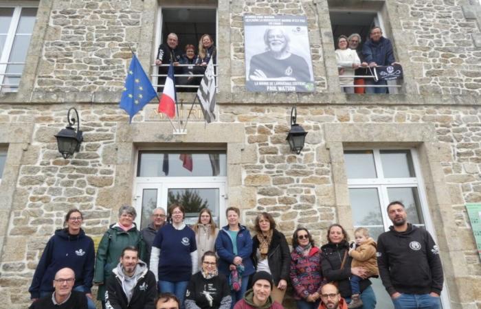 en Bretagne, des habitants mobilisés pour libérer Paul Watson, fondateur de Sea Shepherd