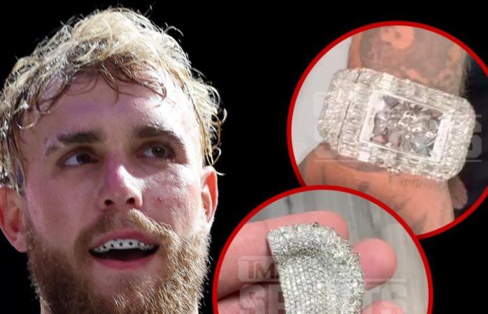 Jake Paul Cops montre une montre à 7 millions de dollars et des cache-oreilles en diamant avant le combat de Mike Tyson