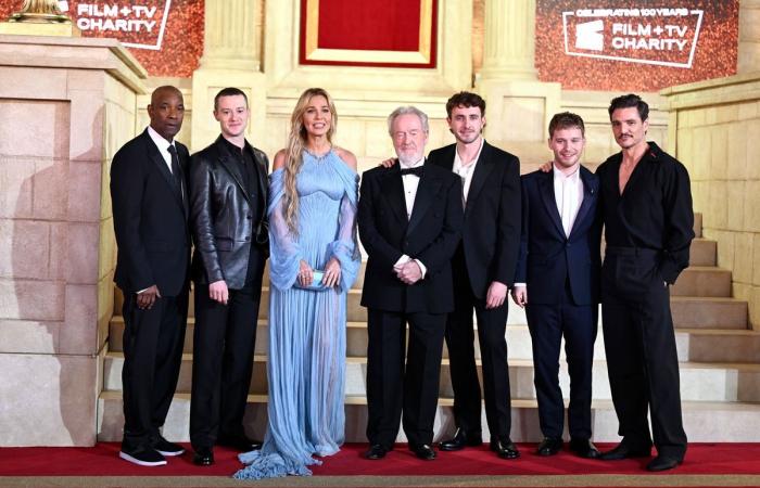 Pedro Pascal et sa sœur Lux portent des looks coordonnés sur le tapis rouge “Gladiator II”