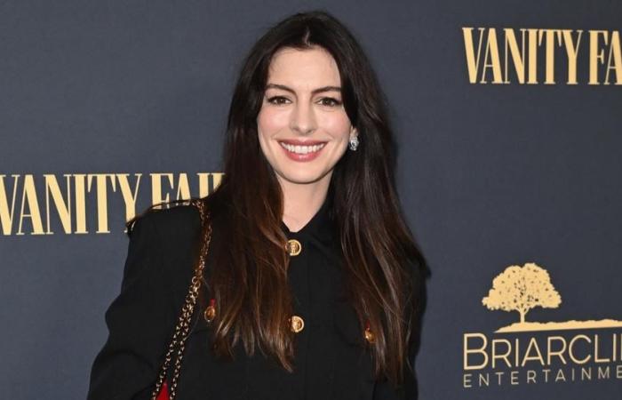 Anne Hathaway et son fils ont failli être touchés lors d’un match de basket