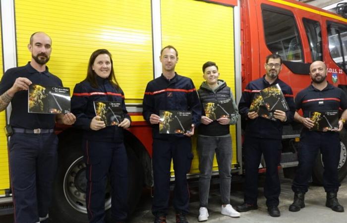 un calendrier des pompiers inspiré d’un film culte