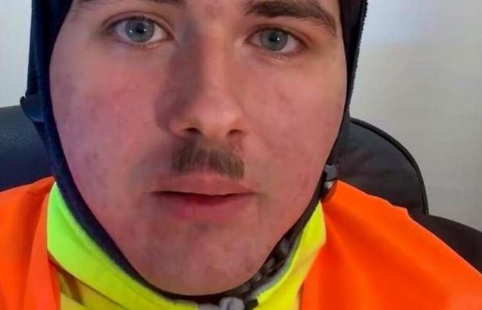 Le chef de la publicité porte désormais une moustache hitlérienne