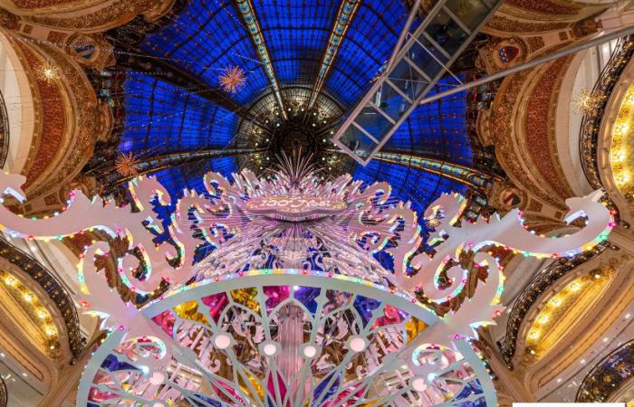 Inauguration des vitrines et du sapin de Noël aux Galeries Lafayette 2024 avec Vianney en vitrine