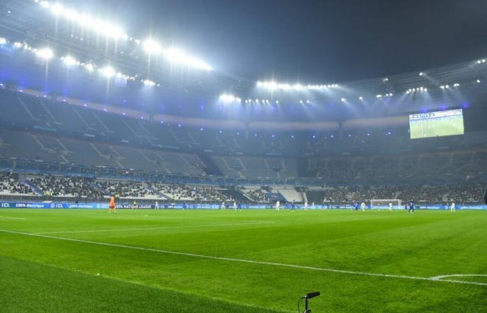 les images des tribunes terriblement vides du Stade de France