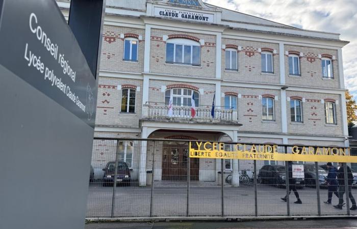 Une lycéenne en garde à vue, soupçonnée de violences sur son professeur en classe